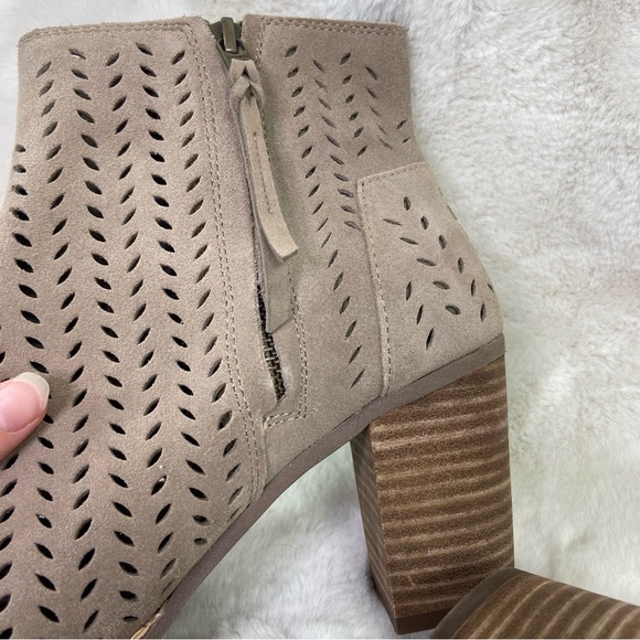 TOMS MAJORCA khaki suede cut out PEEP TOE BOOTIES. Size 9 - Picture 16 of 16